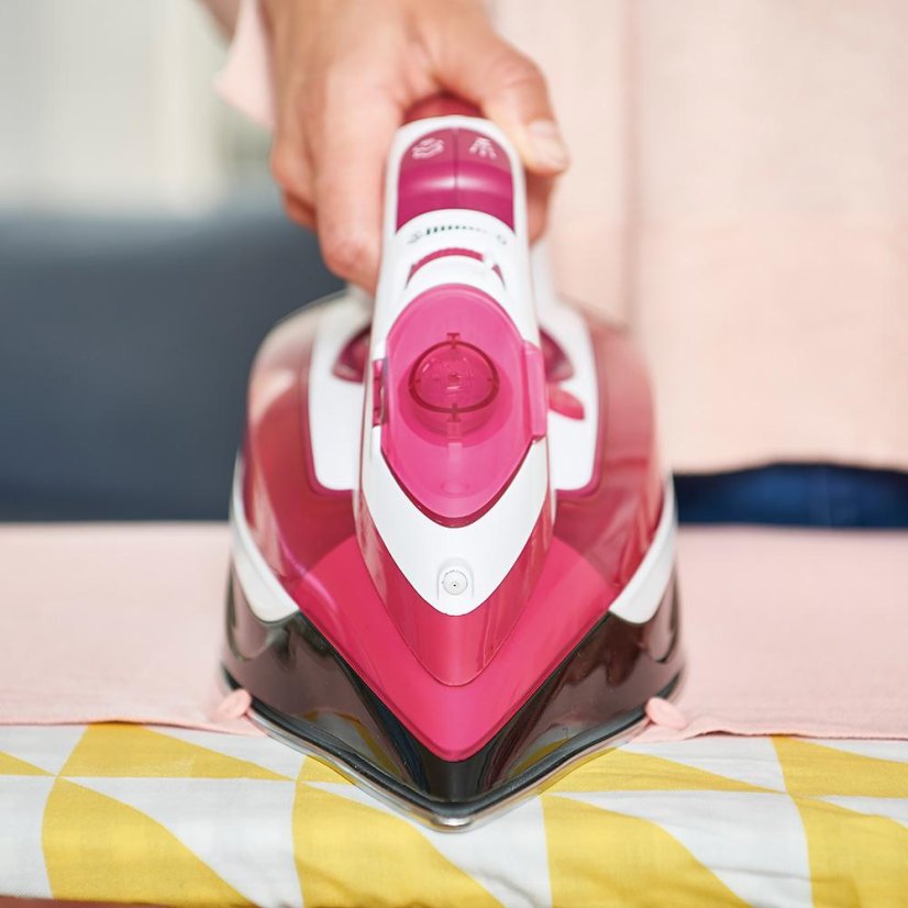 Black+Decker BXIR2600E steam iron, white and pink