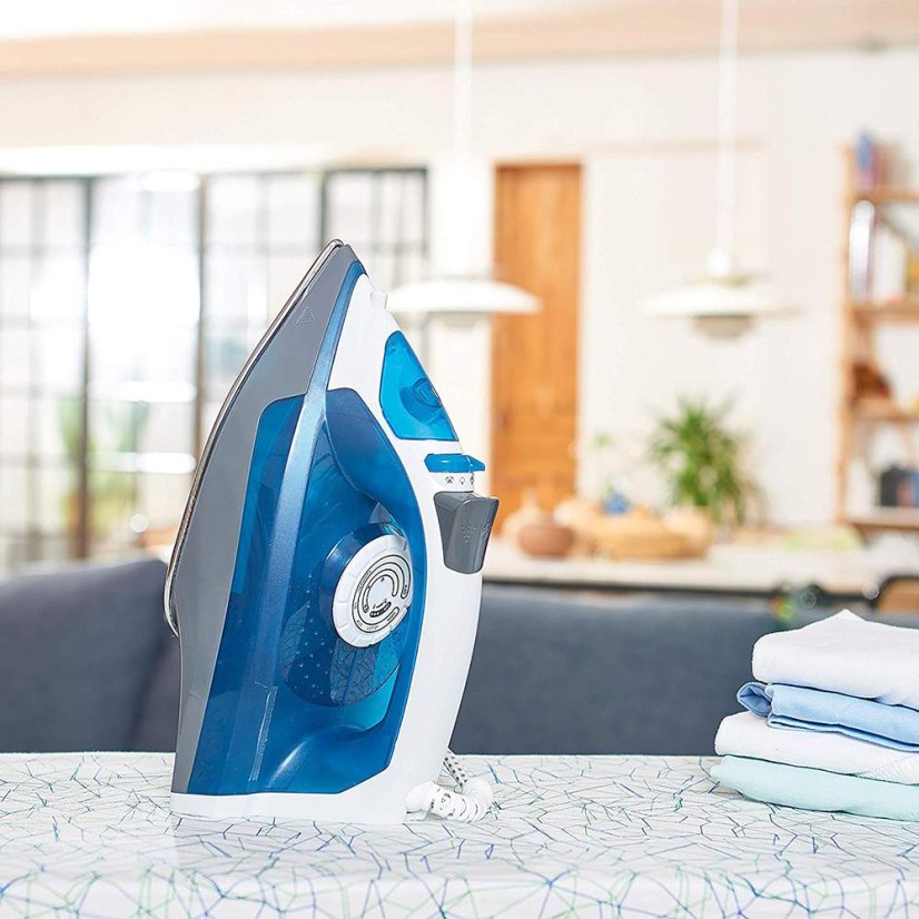 Black+Decker BXIR2200E blue steam iron