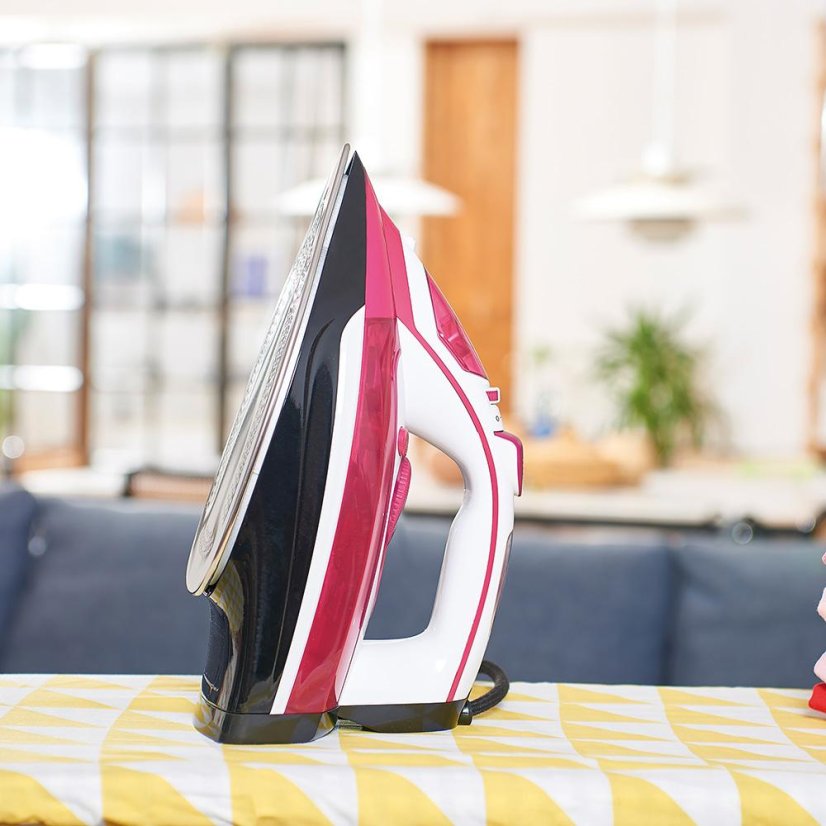 Black+Decker BXIR2600E steam iron, white and pink