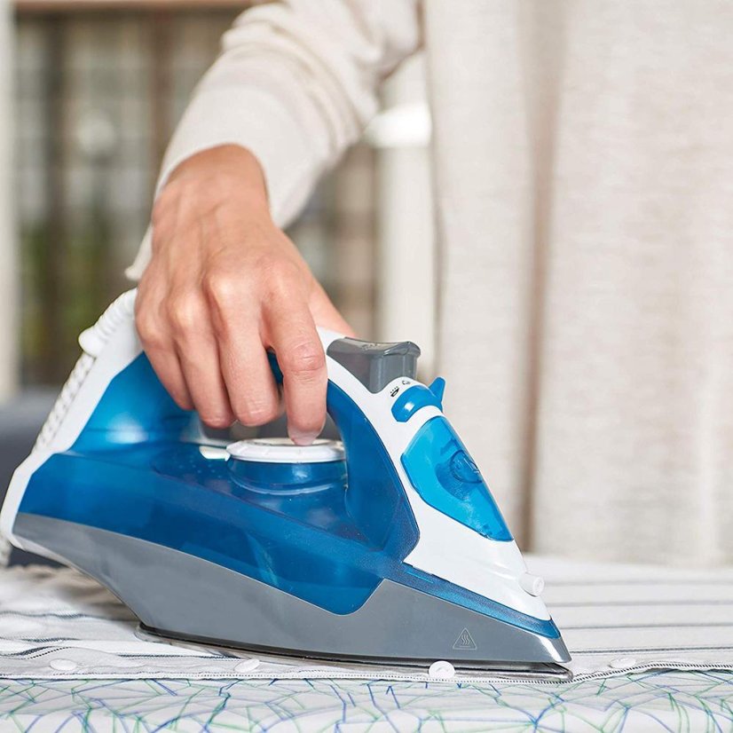 Black+Decker BXIR2200E blue steam iron