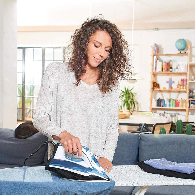 Black+Decker BXIR2402E steam iron, white and blue