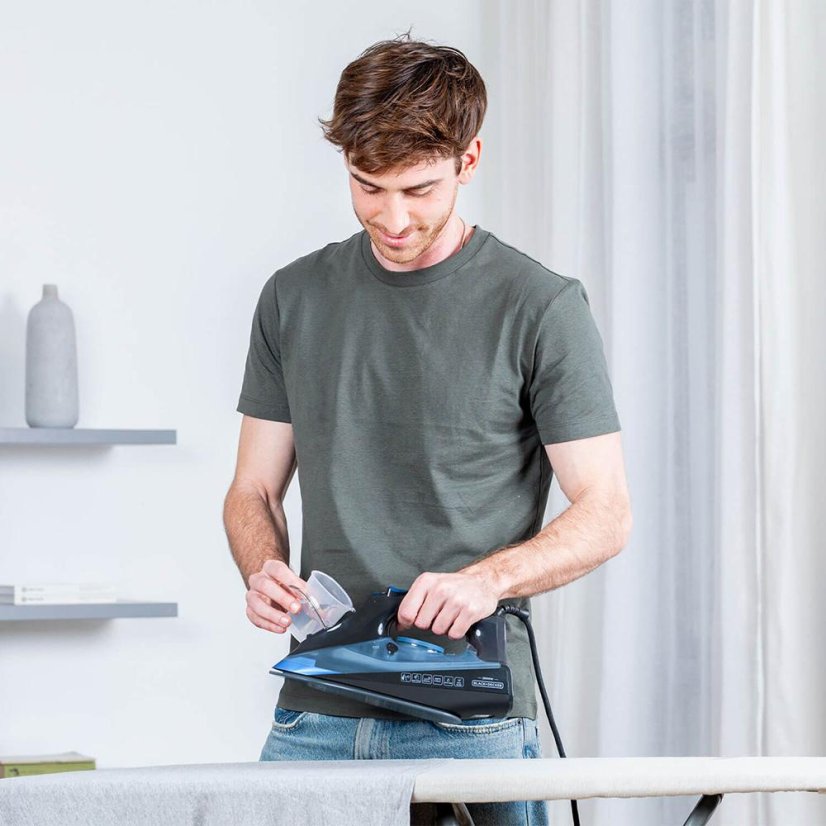 Black+Decker BXIR2606E black steam iron
