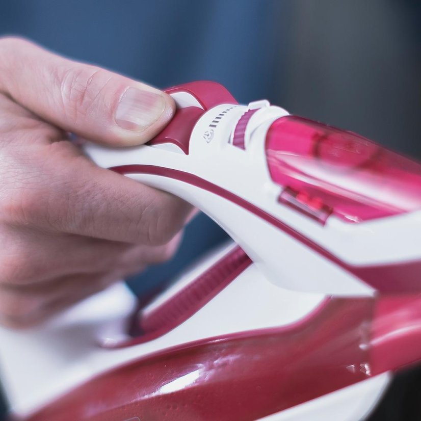 Black+Decker BXIR2600E steam iron, white and pink