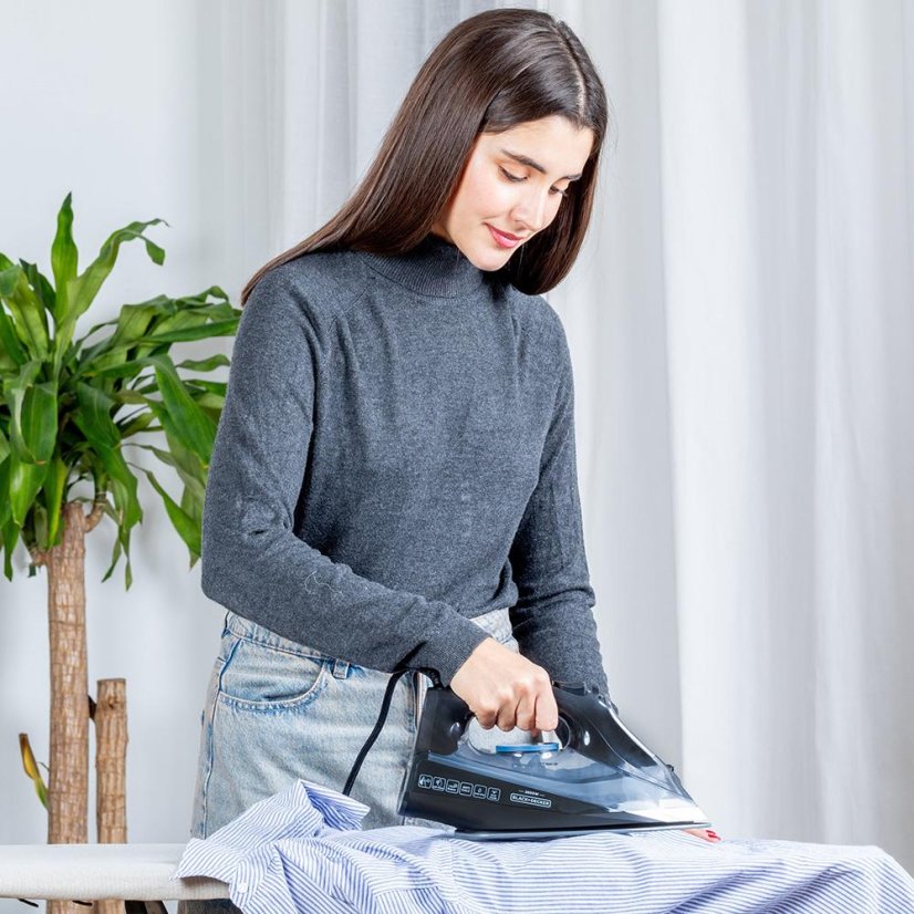 Black+Decker BXIR2805E black steam iron