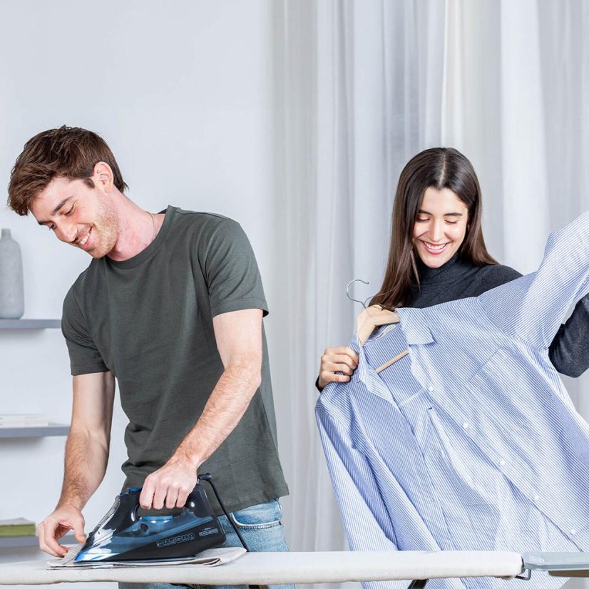 Black+Decker BXIR2606E black steam iron