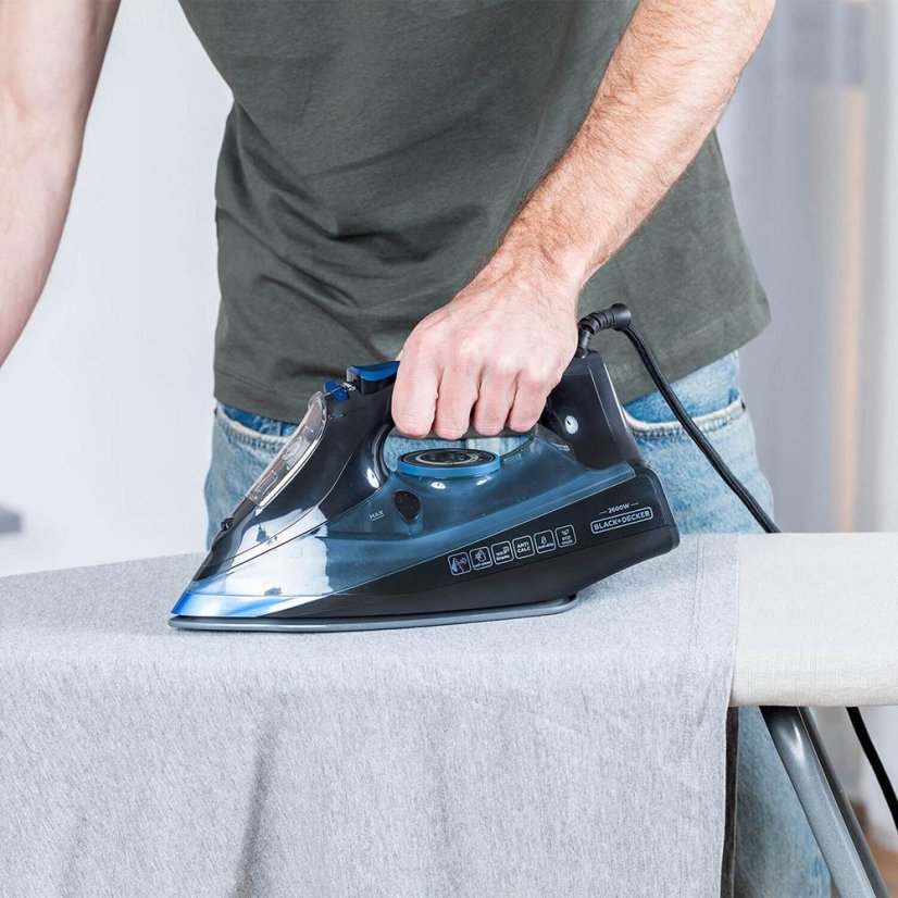 Black+Decker BXIR2606E black steam iron