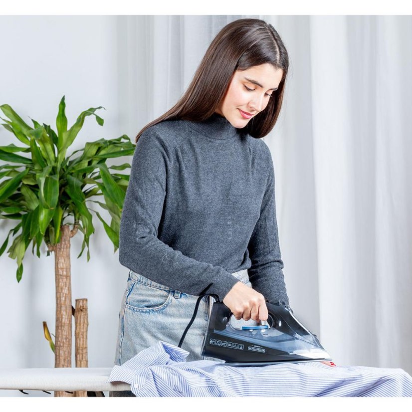 Black+Decker BXIR2606E black steam iron