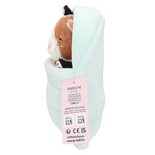 Dreifarbige Plüschkatze Top Model in grünem Schlafsack