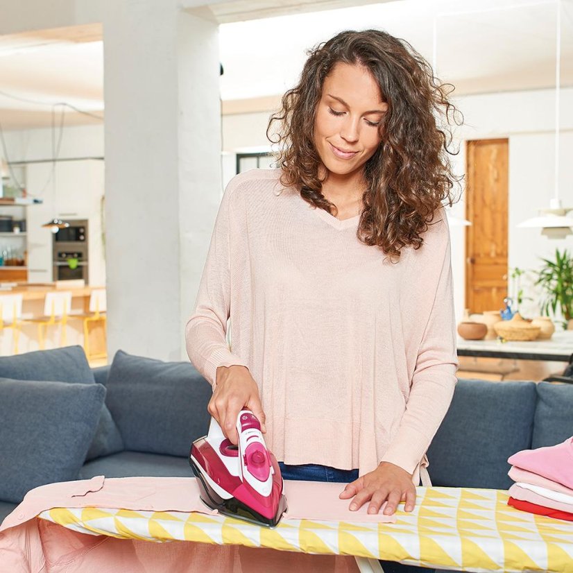 Gőzölő vasaló Black+Decker BXIR2600E fehér-rózsaszín