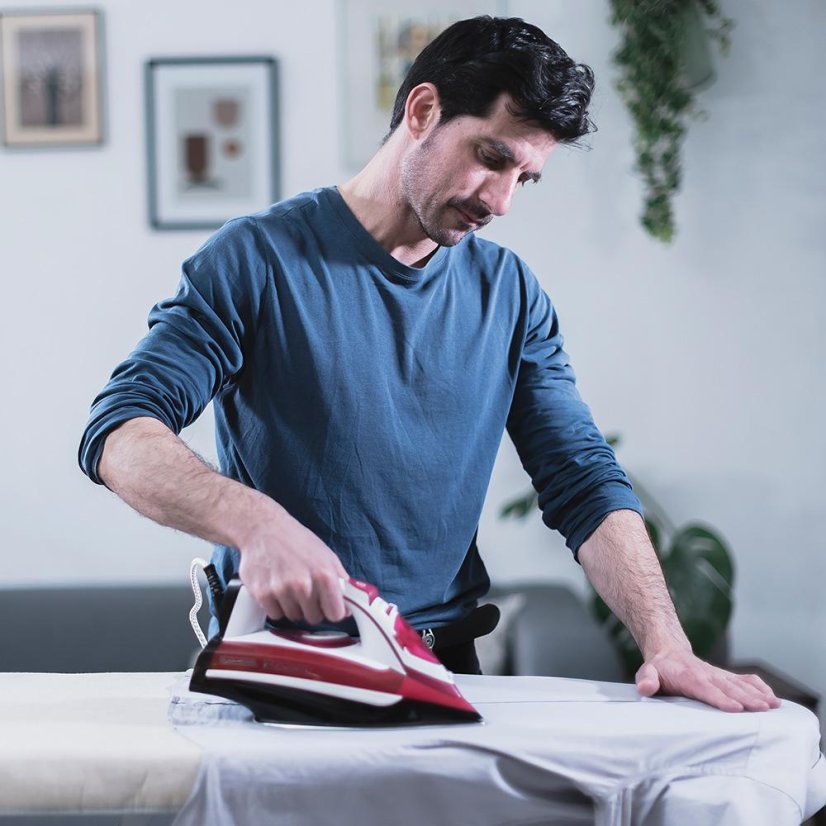 Gőzölő vasaló Black+Decker BXIR2600E fehér-rózsaszín