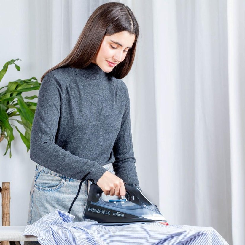 Black+Decker BXIR2606E black steam iron