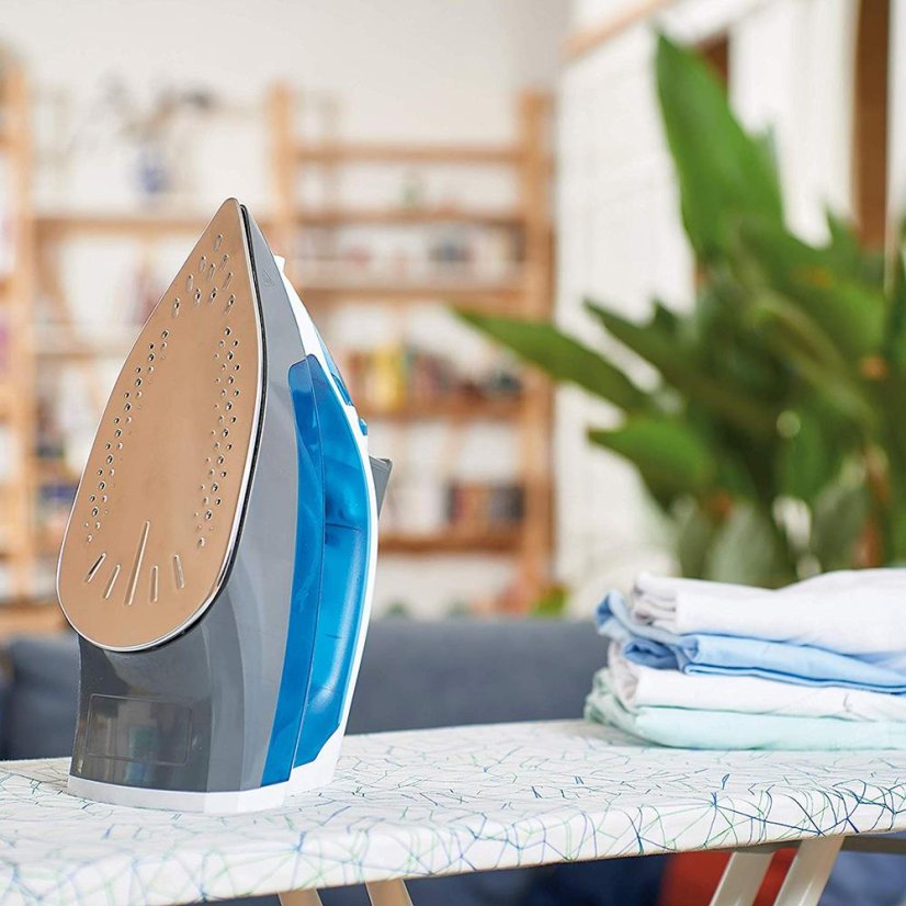 Black+Decker BXIR2200E blue steam iron