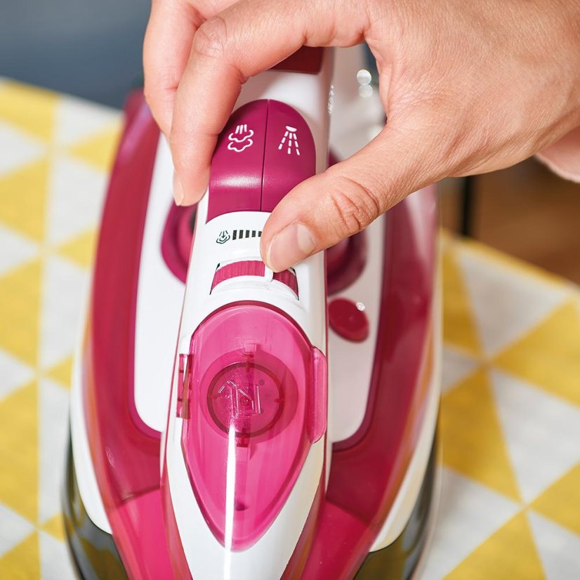 Gőzölő vasaló Black+Decker BXIR2600E fehér-rózsaszín