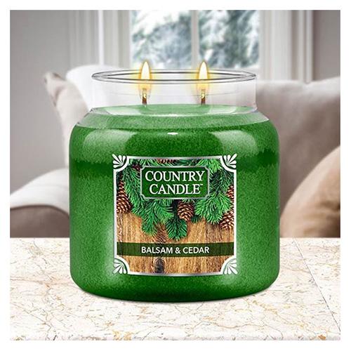 Country Candle közepes méretű gyertya, Balsam & Cedar