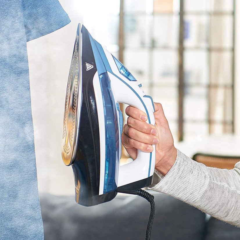 Black+Decker BXIR2402E steam iron, white and blue
