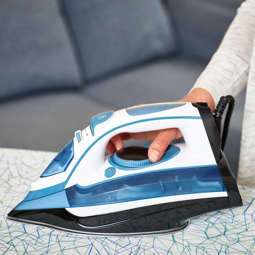 Black+Decker BXIR2402E steam iron, white and blue