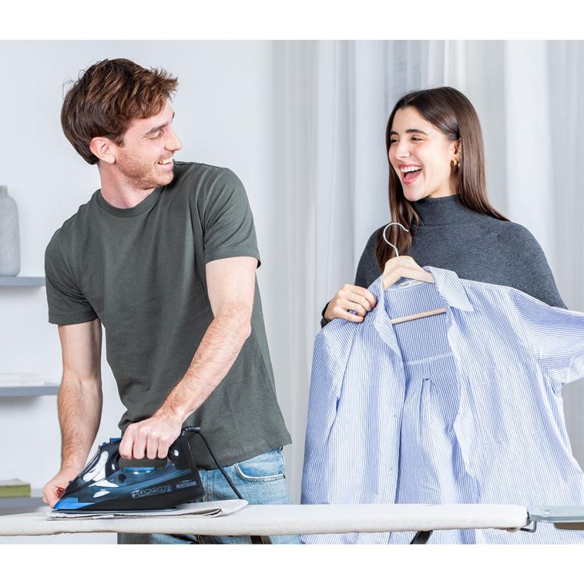 Black+Decker BXIR2606E black steam iron