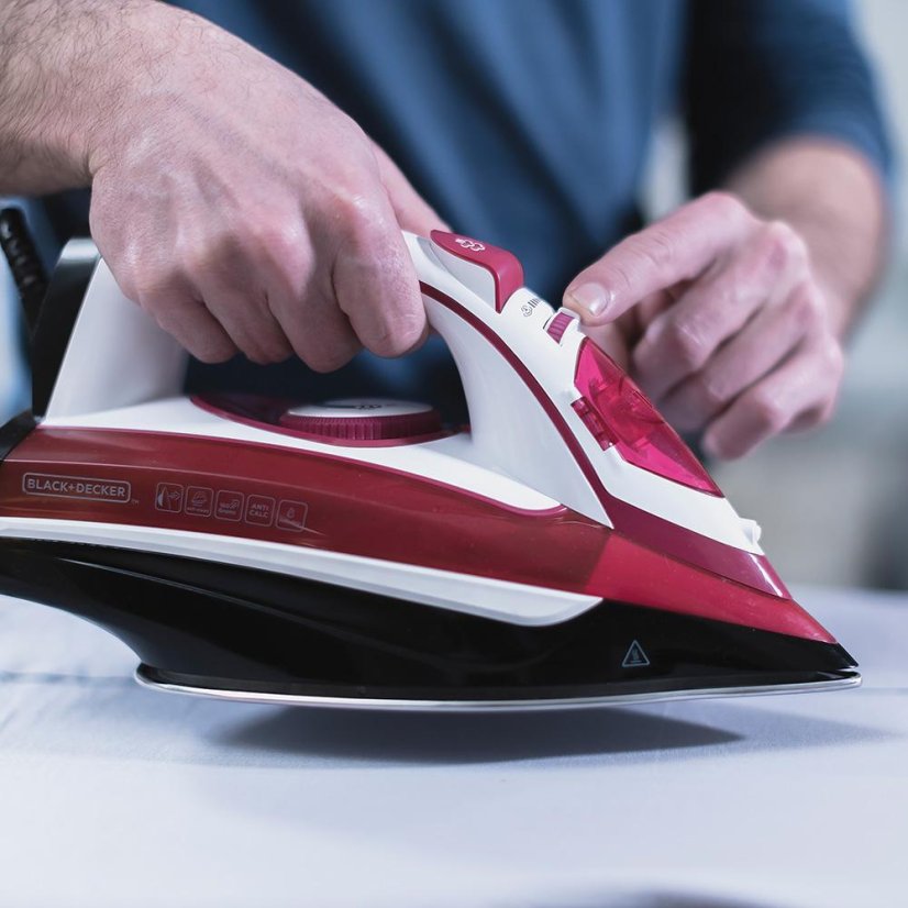 Gőzölő vasaló Black+Decker BXIR2600E fehér-rózsaszín