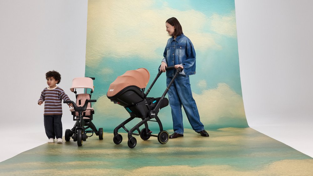 Mamička s kočíkom Doona a dieťa s trojkolkou Liki